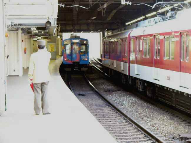 すぐに人がいなくなる難波方面行きホーム